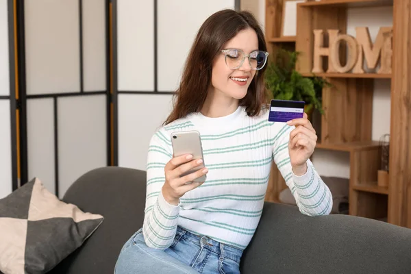 Ung Kvinna Med Kreditkort Med Hjälp Mobiltelefon Hemma — Stockfoto