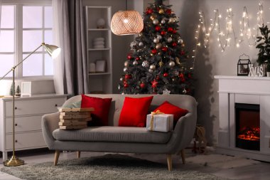 Oturma odasının içinde Noel hediyesi ve kanepenin üzerinde pizza kutuları var.