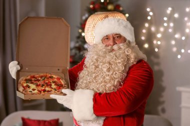Noel arifesinde evde lezzetli pizzalı Noel Baba