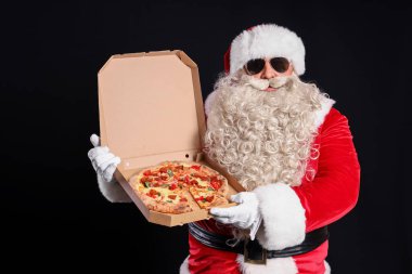Koyu arka planda lezzetli pizzalı havalı Noel Baba.