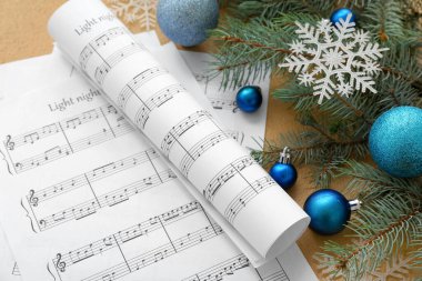 Müzik sayfaları, Noel süslemeleri ve renk arkaplan üzerine köknar dalları, yakın plan