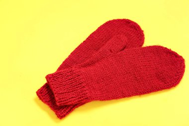 Sarı arkaplanda sıcak eldivenler