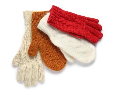 Beyaz arka planda sıcak eldivenler ve eldivenler