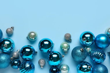 Mavi arka planda noel topları