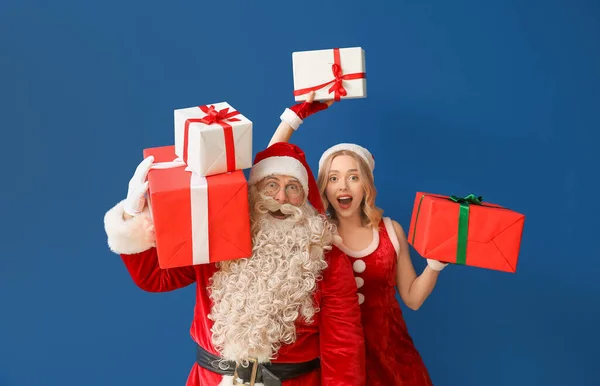 Happy Santa Claus Krásná Mladá Žena Vánoční Dárky Modrém Pozadí — Stock fotografie