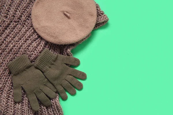 Warme Handschoenen Baret Sjaal Groene Achtergrond — Stockfoto