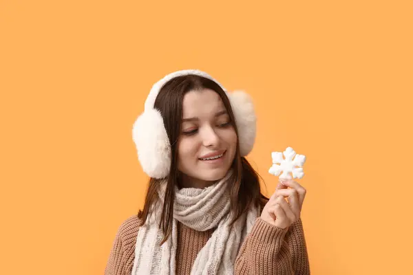 Mooie Jonge Vrouw Met Decoratieve Sneeuwvlok Gele Achtergrond — Stockfoto