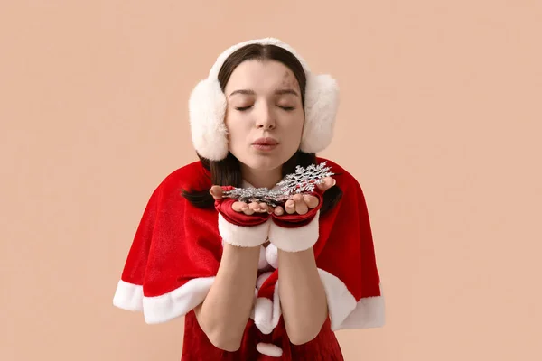 Красивая Молодая Женщина Костюме Санта Клауса Декоративными Снежинками Дующими Поцелуями — стоковое фото