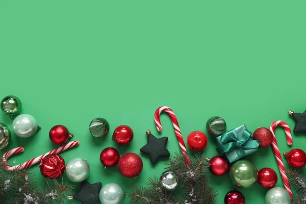 Noel Topları Köknar Dallarıyla Yeşil Arka Planda Şeker Kamışlarıyla — Stok fotoğraf