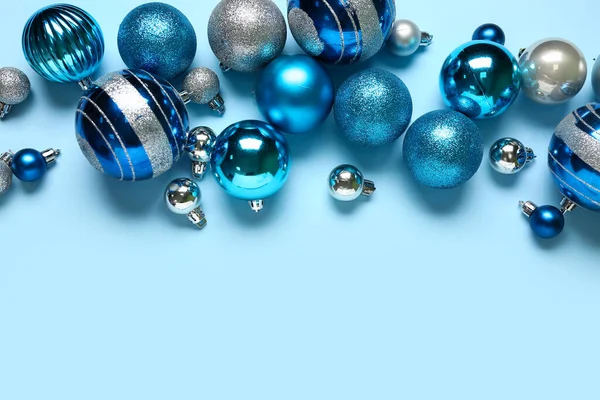 Рождественские Шары Голубом Фоне — стоковое фото