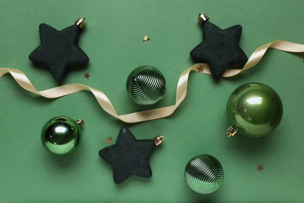 Weihnachtsbaum Spielzeug Mit Band Auf Grünem Hintergrund — Stockfoto