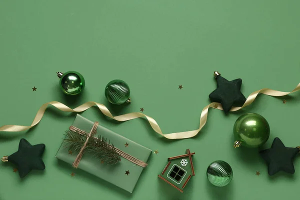 배경에 리본과 크리스마스 장난감 — 스톡 사진