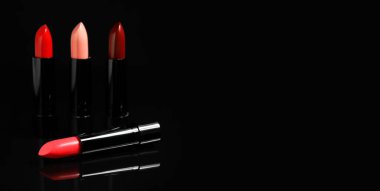Siyah arkaplanda farklı ruj izleri ve metin için boşluk