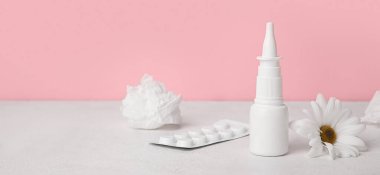 Burun damlası, hap, çiçek ve mendil. Alerji konsepti