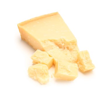 Beyaz arka planda lezzetli parmesan peyniri parçaları.