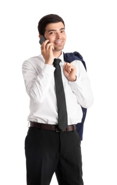 Genç işadamı beyaz arka planda cep telefonuyla konuşuyor.