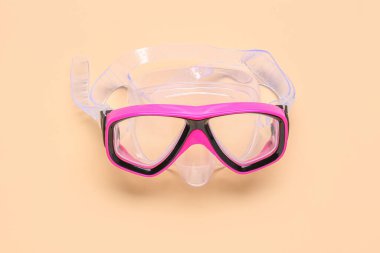 Bej arka planda pembe yüzme maskesi