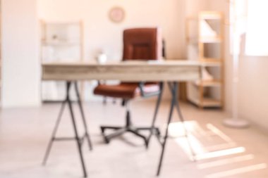 Rahat işyeri ile modern ışık ofisinin bulanık görüntüsü