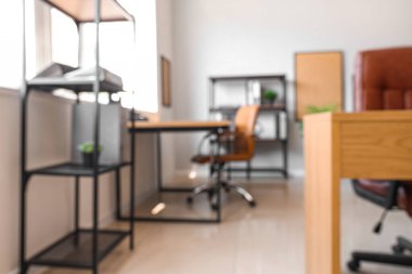 İş yerlerinin olduğu modern ofisin bulanık görünümü