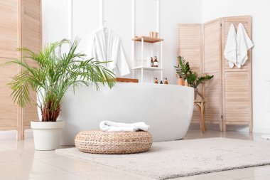 Banyonun içinde küvet ve aksesuarlar var.