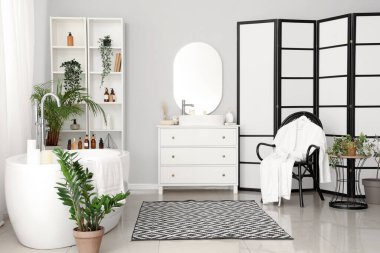 Banyonun içinde küvet ve aksesuarlar var.