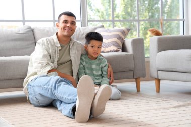 Genç bir adam ve küçük oğlu evde oturuyor.