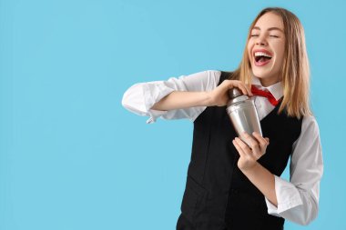 Mavi arka planda titreyen kadın barmen