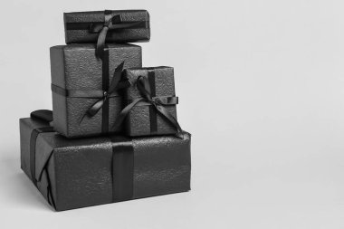 Beyaz arkaplanda siyah hediye kutuları