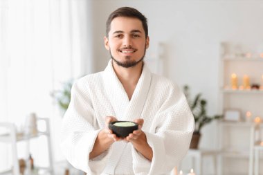 Kaplıca salonunda deniz tuzu olan genç bir adam.