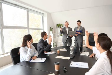 Ofiste çalışan iş arkadaşları.