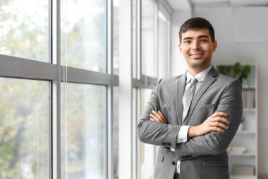 Ofiste gülümseyen genç işadamı