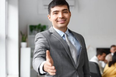 Genç işadamı ofiste el sıkışmak istiyor.