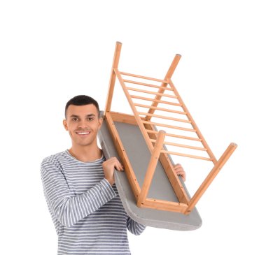 Beyaz arka planda yumuşak bir bank taşıyan genç adam.