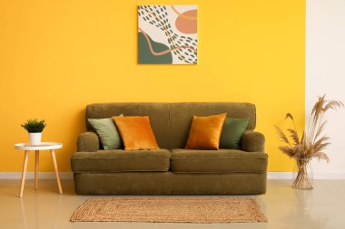 Yeşil kanepeli modern bir oda.