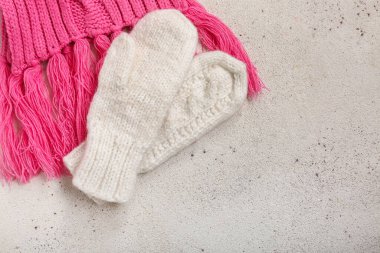 Beyaz grunge arka planda sıcak eşarplı bir çift eldiven.