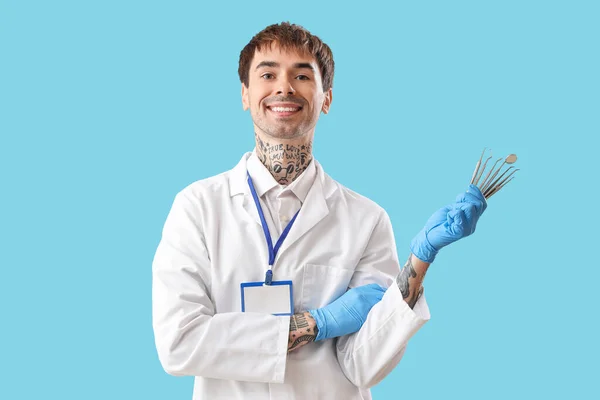 Zahnarzt Mit Werkzeugen Auf Blauem Hintergrund — Stockfoto
