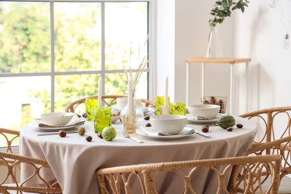 Herfst Tafel Decor Versierd Voor Thanksgiving Day Met Pompoenen Kastanjes — Stockfoto