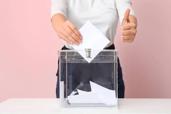 Szavazás Fiatal Mutatja Hüvelykujj Közel Szavazóláda Rózsaszín Háttér Közelkép — Stock Fotó