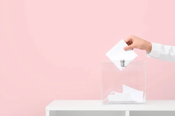 Szavazás Fiatal Közelében Szavazólap Doboz Rózsaszín Háttér Közelkép — Stock Fotó