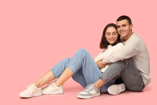 Happy Young Couple Sitting Floor Hugging Pink Background — Stock Photo, Image