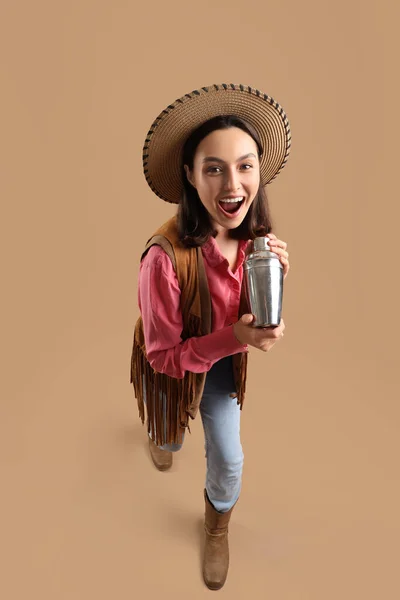 Female Bartender Dressed Cowgirl Shaker Beige Background — Stock Photo, Image
