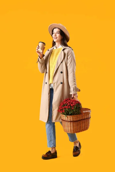 Stilvolle Junge Frau Mit Chrysanthemenblüten Und Kaffeetasse Auf Gelbem Hintergrund — Stockfoto