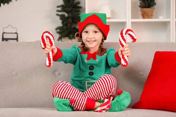 Nettes Kleines Mädchen Elfenkostüm Mit Zuckerstangen Sitzt Heiligabend Hause — Stockfoto