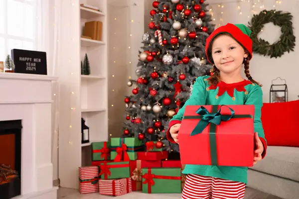 Nettes Kleines Mädchen Elfenkostüm Mit Geschenk Hause Heiligabend — Stockfoto