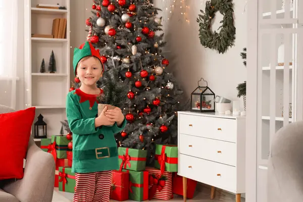 Netter Kleiner Junge Elfenkostüm Mit Weihnachtsbaum Hause — Stockfoto