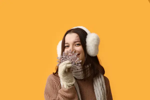 Mooie Jonge Vrouw Met Decoratieve Sneeuwvlokken Gele Achtergrond — Stockfoto