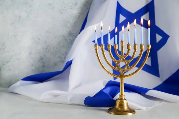 한쿠카 축하와 그런지 배경에 이스라엘의 깃발을위한 불타는 양초와 메노라 — 스톡 사진