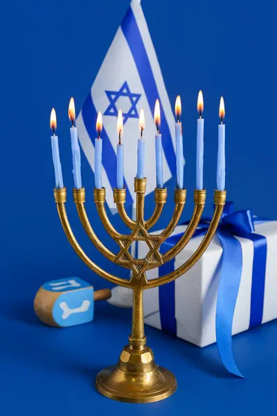 파란색 배경에 Hanukkah 축하를위한 불타는 Dreidel 메노라 — 스톡 사진