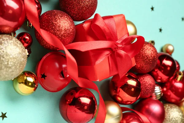 Bolas Natal Com Caixa Presente Confete Fundo Turquesa — Fotografia de Stock