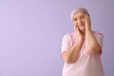 Leylak arka planında kemoterapiden sonra kıdemli kadın.